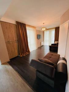 sala de estar con sofá y silla en bakuriani residence, en Bakuriani