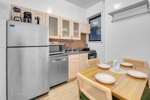 Køkken eller tekøkken på Inviting 2Bd Upper East Side Stay with Backyard