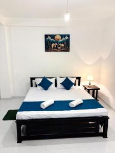 Un dormitorio con una cama grande con almohadas azules. en Muthumala Villa, en Tangalle 23 fotos más