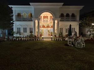 una gran casa blanca por la noche en The Dream Villa Dha, en Karachi