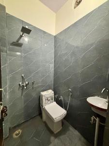ガーズィヤーバードにあるMinimal Retreatのトイレと洗面台付きのバスルーム