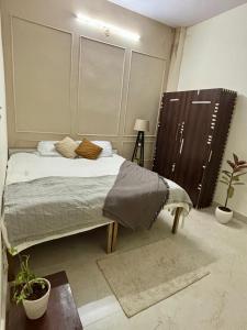 ガーズィヤーバードにあるMinimal Retreatの部屋にベッドがある寝室