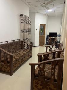 un salon avec un canapé et une table dans l'établissement Mount Lavender Weligama, à Weligama