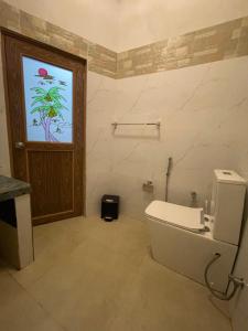 une salle de bain avec toilettes et fenêtre dans l'établissement Mount Lavender Weligama, à Weligama