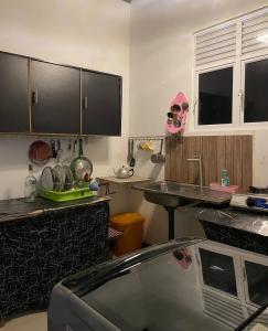 une cuisine avec un évier et un plan de travail dans l'établissement Mount Lavender Weligama, à Weligama 7 autres photos