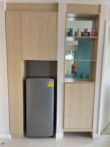 パタヤ・サウスにあるgrande caribbean condo by stays innのキッチン(冷蔵庫、キャビネット付)