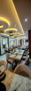 Un restaurante con mesas y sillas en una habitación. en Le Feto, en Dakar