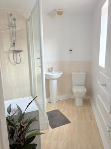 Ένα μπάνιο στο Modern, Spotless Flat Near M4,Free Parking & Wi-Fi