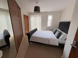 Ένα ή περισσότερα κρεβάτια σε δωμάτιο στο Modern, Spotless Flat Near M4,Free Parking & Wi-Fi