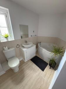 Ένα μπάνιο στο Modern, Spotless Flat Near M4,Free Parking & Wi-Fi