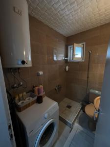 Un baño de Golding Lux 3 fotos más