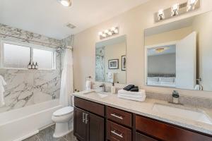 une salle de bain avec un lavabo, des toilettes et une douche dans l'établissement Walk To Broncos Stadium Hot Tub & Rooftop, à Denver 49 autres photos