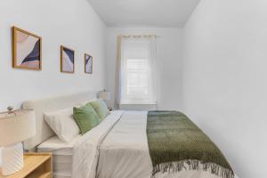 En eller flere senge i et værelse på Inviting 2Bd Upper East Side Stay with Backyard