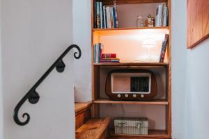 チゾーン・ディ・ヴァルマリーノにあるLa Casa Di Bettiの電子レンジ付きの本棚