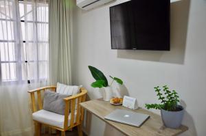 a room with a table with a laptop and a chair at RIO TIGRE HOTEL in Tigre