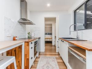 Η κουζίνα ή μικρή κουζίνα στο Forest Retreat Tiny Home Living