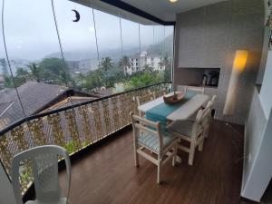 En balkon eller terrasse på Apto 301 - Lindo, Espaçoso, 100m da Praia - Condomínio, piscina, churrasqueiras, quadras
