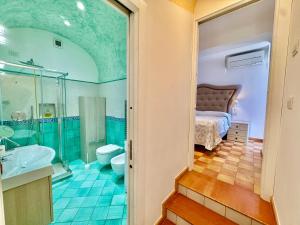 Ένα μπάνιο στο Golden Vaults 1st Floor Sea View Balcony +34 φωτογραφίες