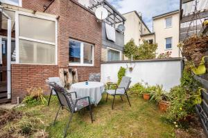 吕贝克Tiny Home的一个带桌椅的小后院