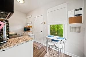 cocina con mesa y 2 taburetes en Spring Bungalow - A cozy getaway in downtown Hot Springs!, en Hot Springs