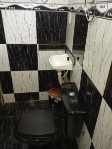 フェイラ・デ・サンタナにあるhospedagem próxima ao centro apto luxoの黒と白のバスルーム(トイレ、洗面台付) +4枚の写真