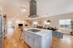 une cuisine et un salon avec une cuisinière et un four dans l'établissement Walk To Broncos Stadium Hot Tub & Rooftop, à Denver