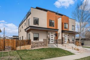 une maison avec une clôture en bois devant dans l'établissement Walk To Broncos Stadium Hot Tub & Rooftop, à Denver