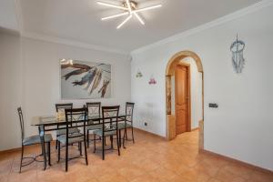 a dining room with a table and chairs and a ceiling fan at Corralejo Ian’s Dreams in Corralejo +48 photos