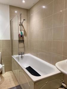 Et badeværelse på One bedroom flat close to the Tower Bridge