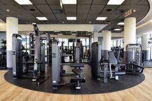 un gimnasio con cintas de correr y pesas en Luxury Escape at Ellipse 1-Bed, Kitchen, Wi-Fi & Free Parking, en Midrand