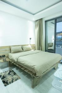 un dormitorio con una cama grande en una habitación en Residence Gratia by Eagle View, en Kigali