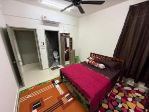 Ένα ή περισσότερα κρεβάτια σε δωμάτιο στο HSL Homestay Meru
