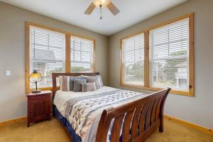 Postel nebo postele na pokoji v ubytování Neskowin Treehouse + 18 fotografií