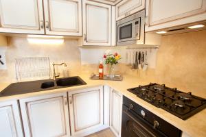 Kuchyň nebo kuchyňský kout v ubytování Gîtes la Vernède