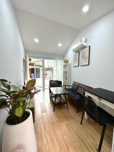 Χώρος καθιστικού στο Baan Ploy In3 Cozy Lanna Home in Old Town