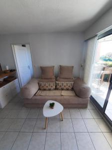 una sala de estar con un sofá y una mesa en Appartement vue mer - Calme - Parking - Tennis - Piscine été, en Sète 32 fotos más