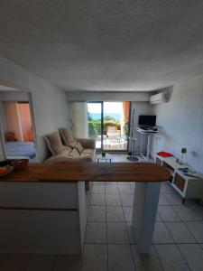 una sala de estar con una mesa y un sofá en Appartement vue mer - Calme - Parking - Tennis - Piscine été, en Sète