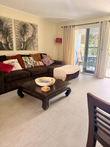 ein Wohnzimmer mit einer Couch und einem Couchtisch in der Unterkunft Bon Bini na Curacao in Willemstad