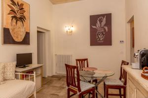 a living room with a table and chairs and a kitchen at Suite900 - Apartment Premium Suite in Arezzo