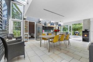 Kuchyň nebo kuchyňský kout v ubytování 8863-Glesborg-P-Due-Jensens-Vej-3