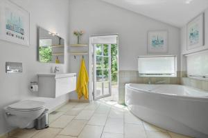 Koupelna v ubytování 8863-Glesborg-P-Due-Jensens-Vej-3 + 19 fotografií