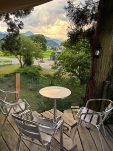 Matsukawaにある離れの宿 かぶろの庭の木の上の椅子とテーブル +37枚の写真