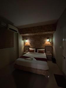 Ένα ή περισσότερα κρεβάτια σε δωμάτιο στο KORAMANGALA Suites