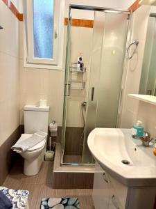 Bilik mandi di Charming Stay Volos