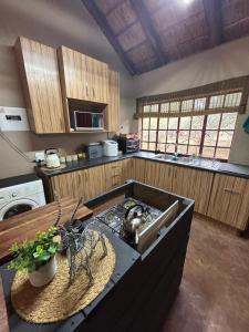 Kuchyň nebo kuchyňský kout v ubytování Kudu's Corner