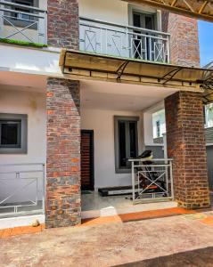 une entrée ouverte vers une maison avec un balcon dans l'établissement 4 bed duplex in prime location, à Ibadan