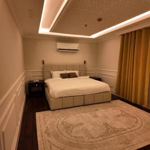 une chambre avec un grand lit et un tapis dans l'établissement 3 Serenity U Private Residence, à Khobar