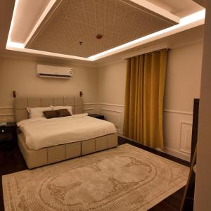 une chambre avec un grand lit et une fenêtre dans l'établissement 3 Serenity U Private Residence, à Khobar 10 autres photos