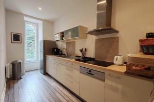 Η κουζίνα ή μικρή κουζίνα στο Bright apartment with private beach access