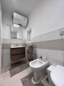 ein weißes Badezimmer mit Waschbecken und Toilette in der Unterkunft Moonlight Rooms in Termini Imerese + 10 Fotos